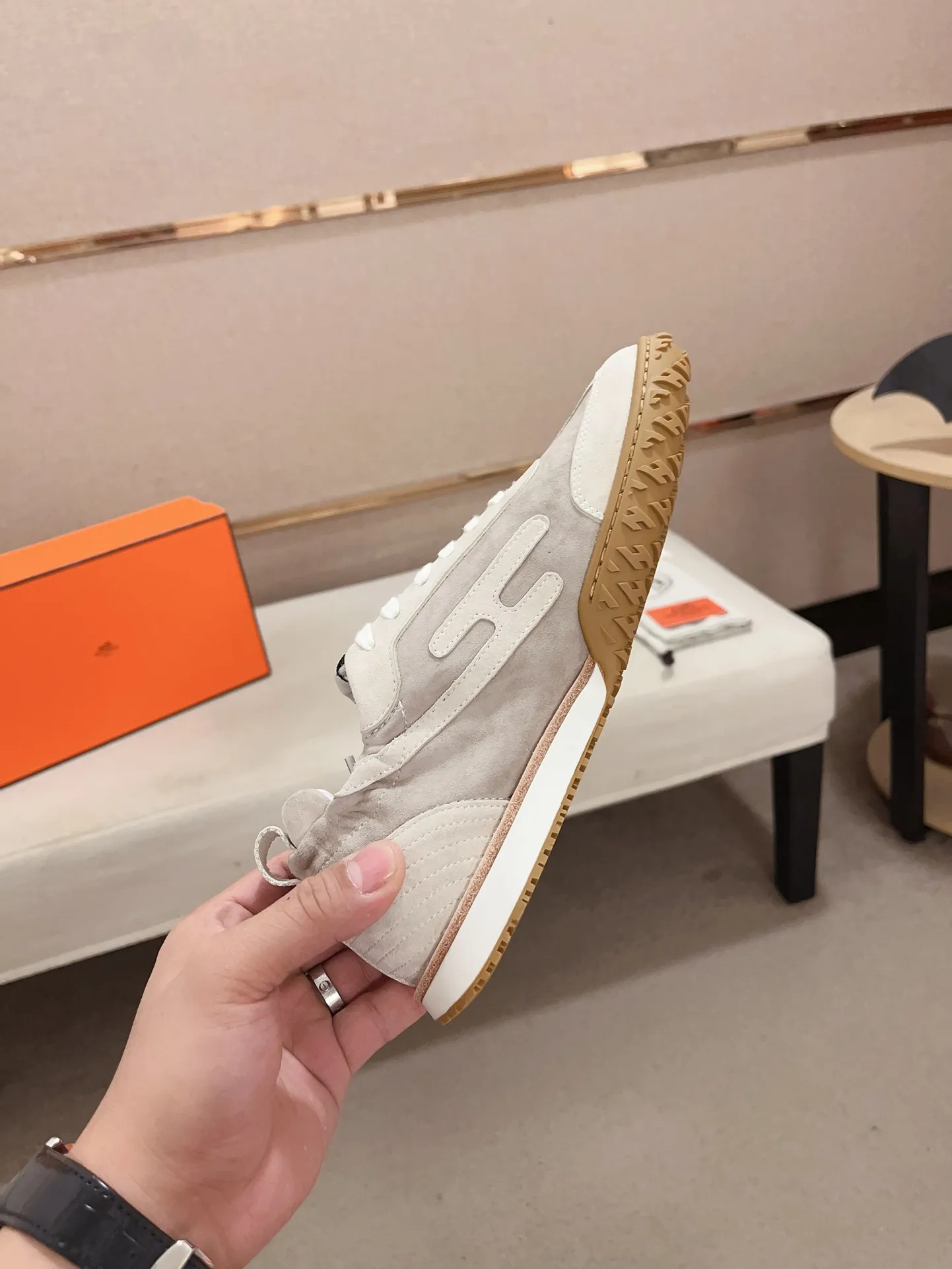 Men's men's shoes 💰: 720💰 Hermes top version # Couple style 💏 24ss casual sneakers Suede goatskin sneakers decorated with contrasting patterns and iconic "H" details, beautifully packaged at the delivery counter 🛍📦 Fabric: suede + cowhide Lining: mixed sheep lining Outsole: original TPU Bottom thickness: 2CM Size: 35-44